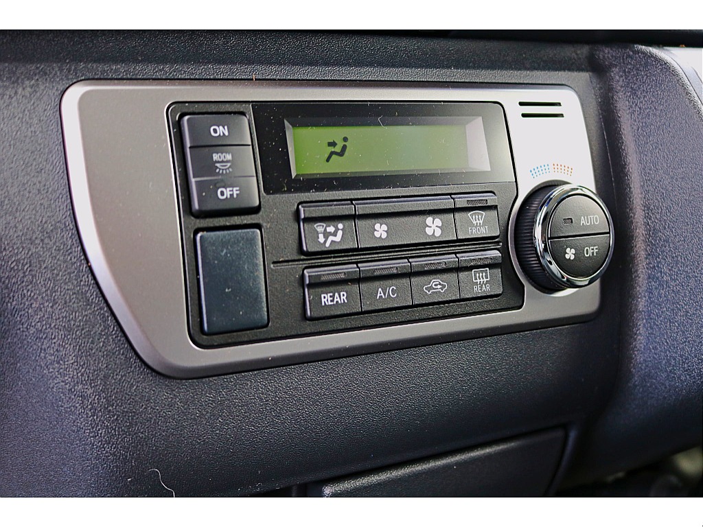 設定温度に合わせて風量や吹出しモード自動制御するオートエアコンを装備♪