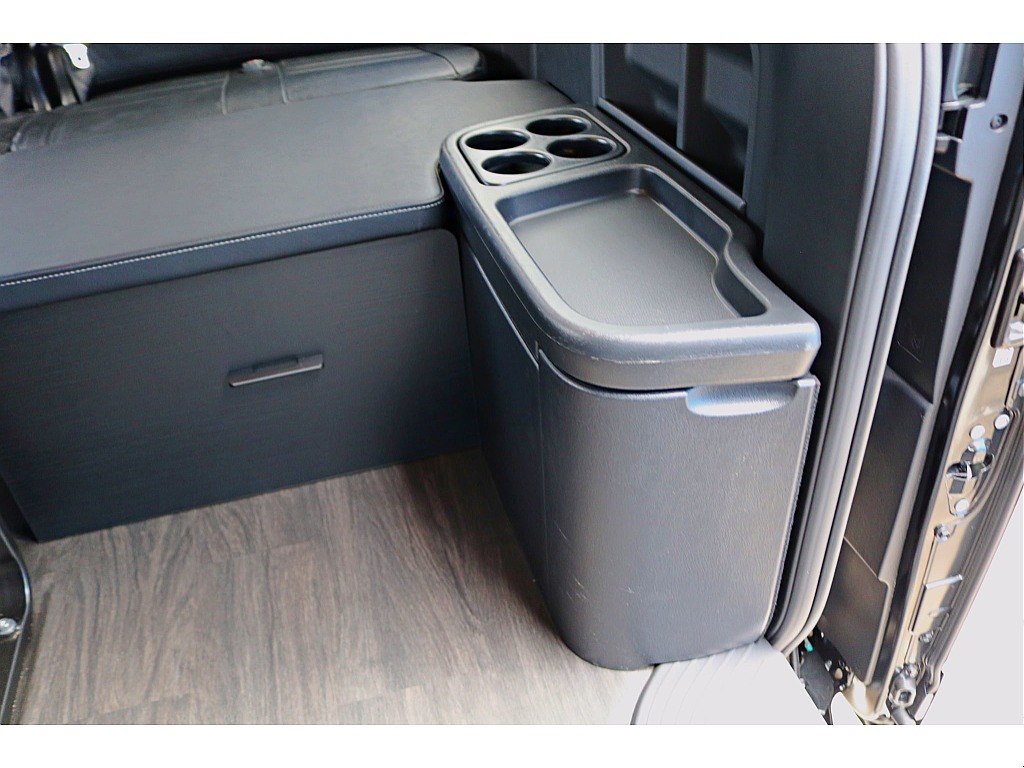 ドリンクホルダー付きのリアコンソール♪