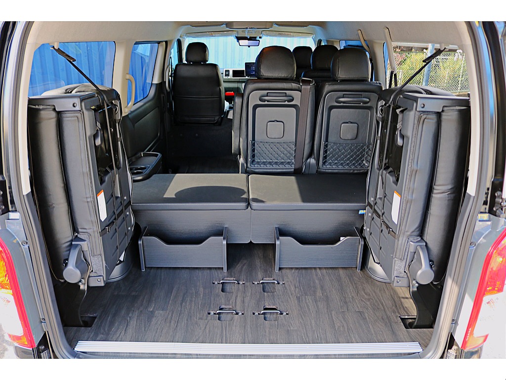 4列目シートは横に跳ね上げ可能！