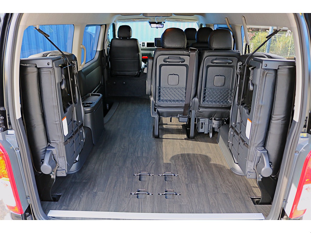 4列目シートは横に跳ね上げ可能！