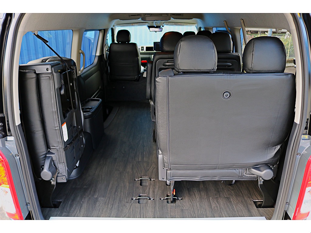 4列目シートは横に跳ね上げ可能！