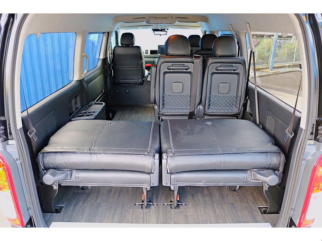 4列目シートは横に跳ね上げ可能！