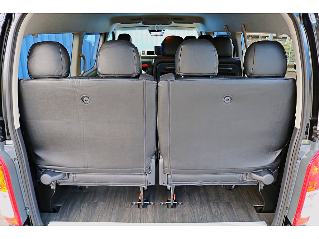 4列目シートは横に跳ね上げ可能！