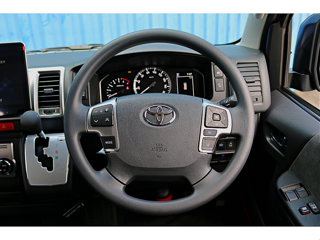 ステアリングから手を放すことなく音量やモードの切り替えができます♪