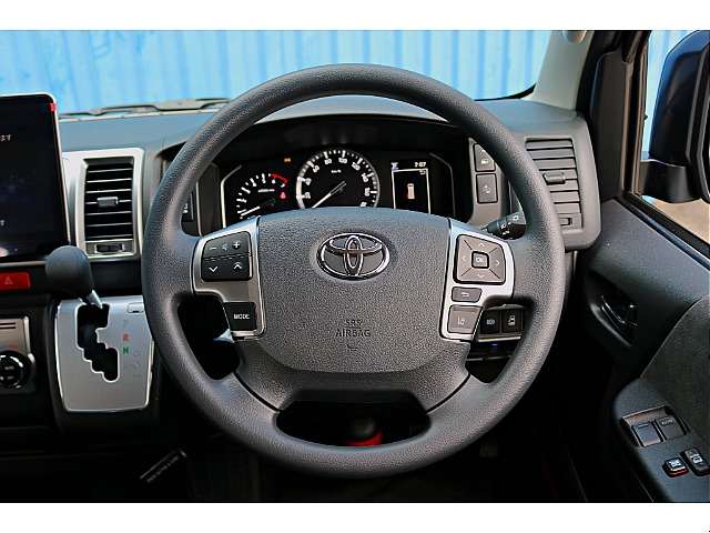 ステアリングから手を放すことなく音量やモードの切り替えができます♪