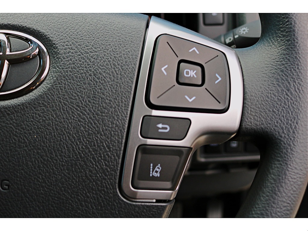 ステアリングから手を放すことなく音量やモードの切り替えができます♪