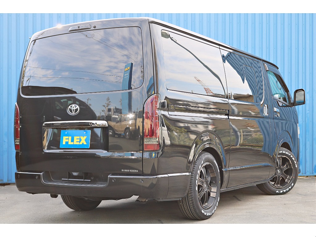 飾りすぎず程よくカスタムされた外装は落ち着いた仕上がりに♪