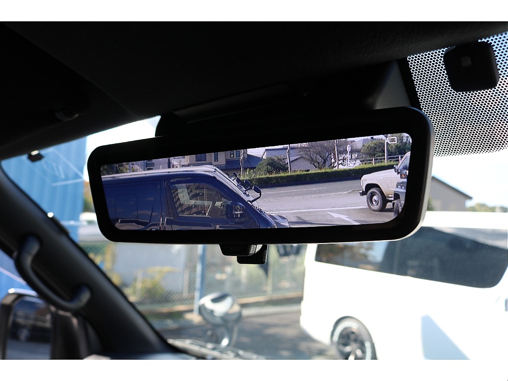 デジタルインナーミラー搭載♪ 夜間の後方確認も安全に♪