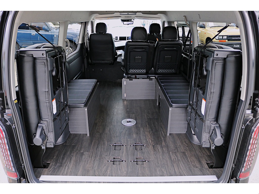 フローリング施工も完備♪内装架装でお出かけも楽しく♪