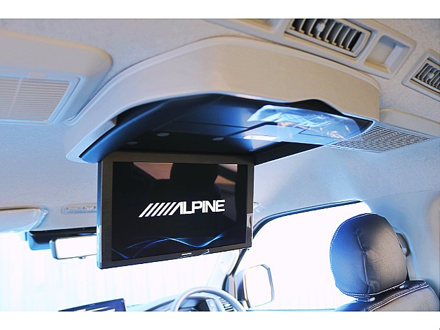 アルパイン１２．８インチフリップダウンモニター　専用台座で仕上がりもきれい♪