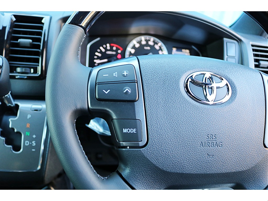 ステアリングから手を放すことなく音量やモードの切り替えができます♪