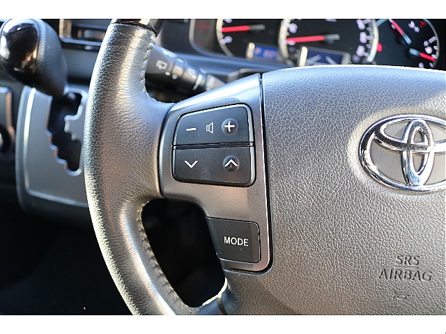 ステアリングから手を放すことなく音量やモードの切り替えができます♪