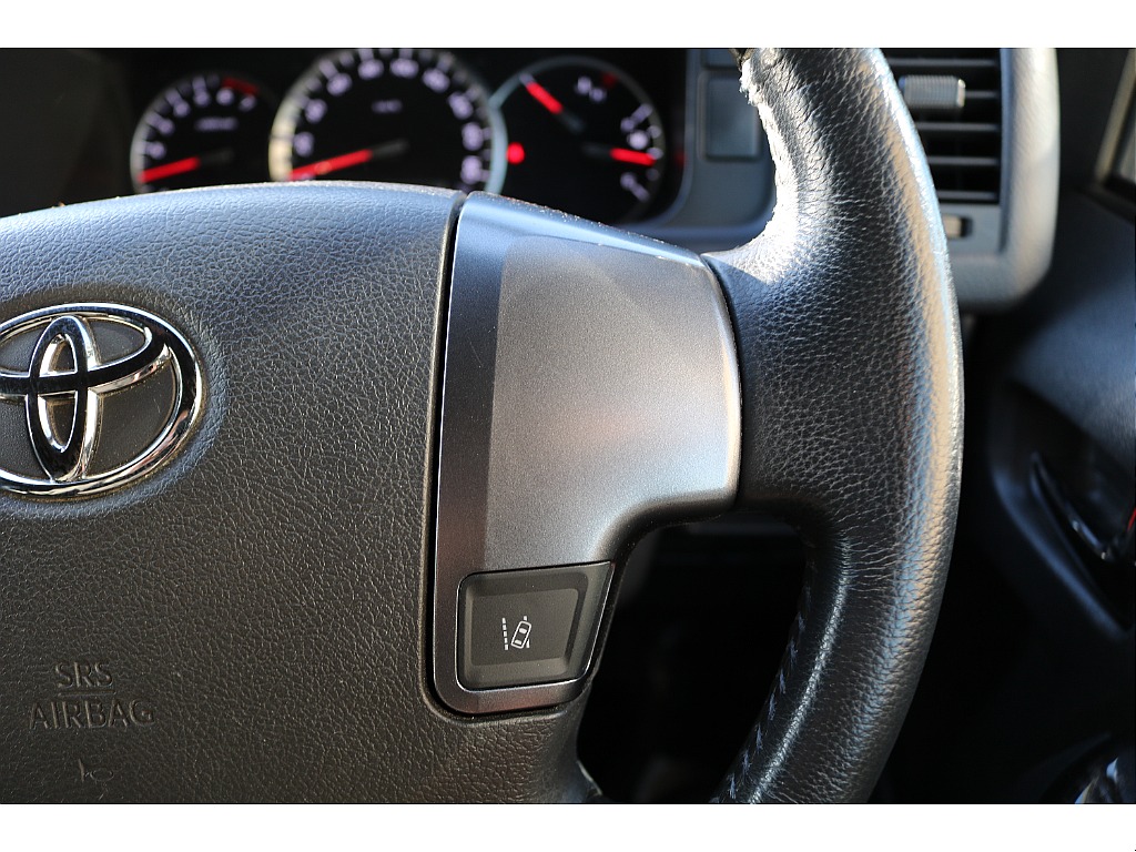 ステアリングから手を放すことなく音量やモードの切り替えができます♪