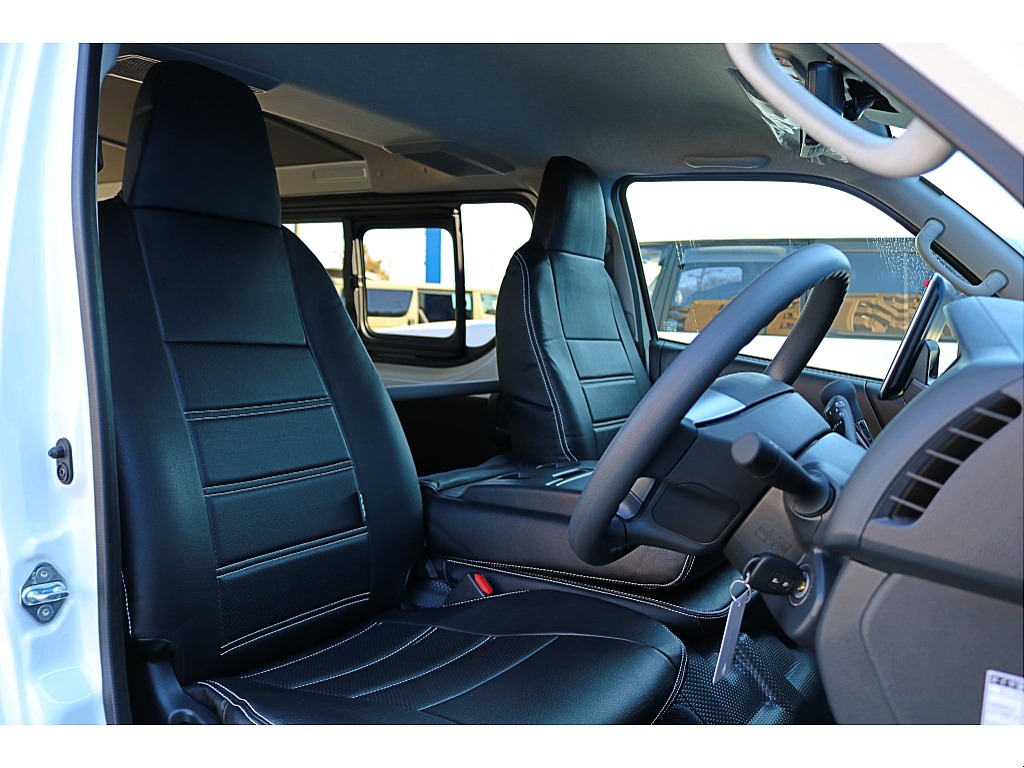 フロントシートは3人掛け♪　センターシートを倒せばコンソールとしても使えます♪