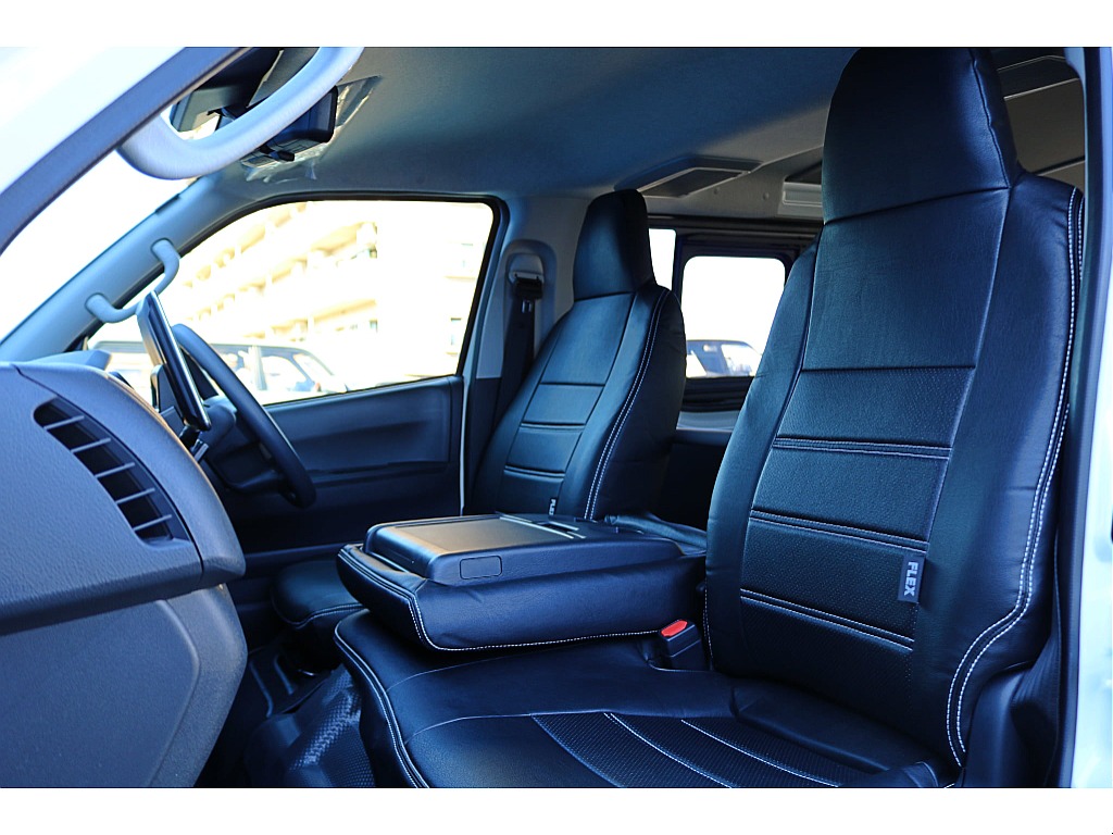 フロントシートは3人掛け♪　センターシートを倒せばコンソールとしても使えます♪