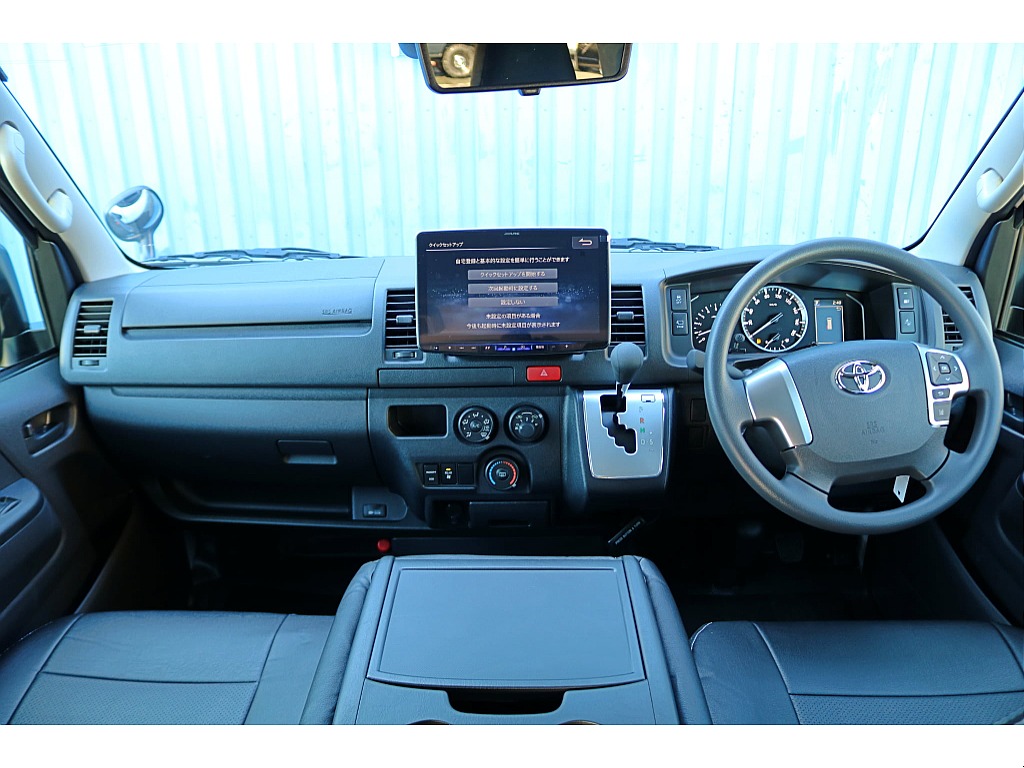 フロントシートは3人掛け♪　センターシートを倒せばコンソールとしても使えます♪