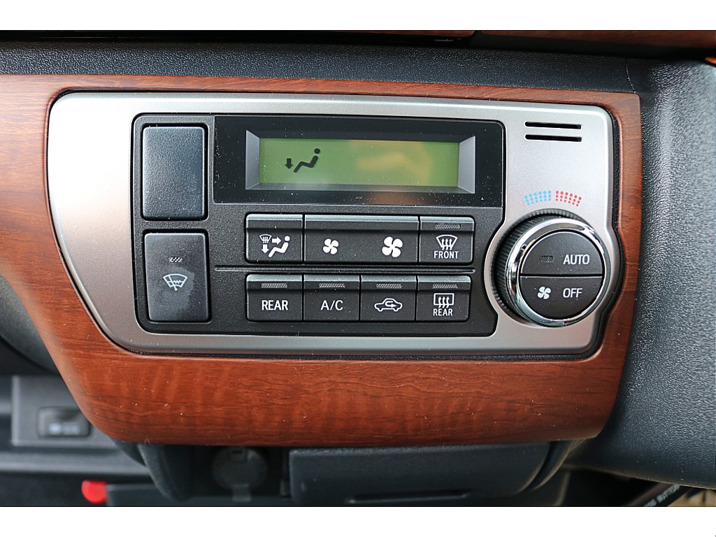 設定温度に合わせて風量や吹出しモード自動制御するオートエアコンを装備♪