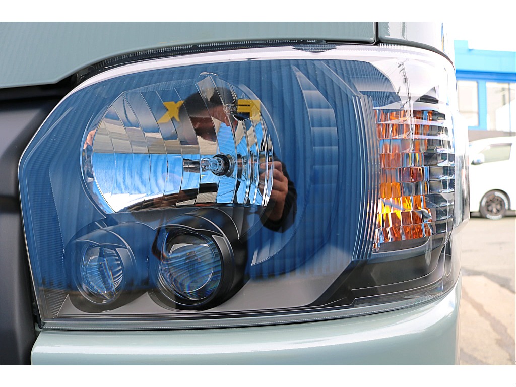 ヘッドライト内部とメッキ箇所を艶消しブラック塗装♪