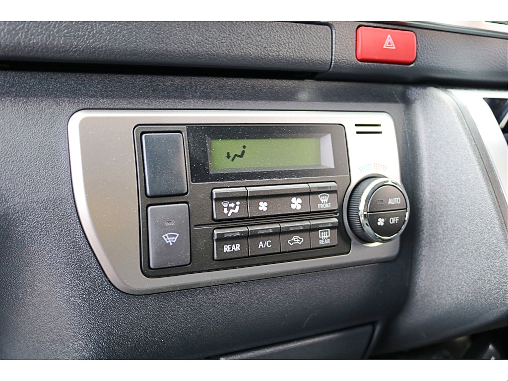 設定温度に合わせて風量や吹出しモード自動制御するオートエアコンを装備♪