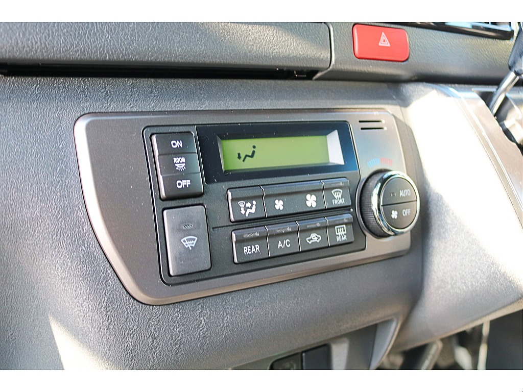 設定温度に合わせて風量や吹出しモード自動制御するオートエアコンを装備♪