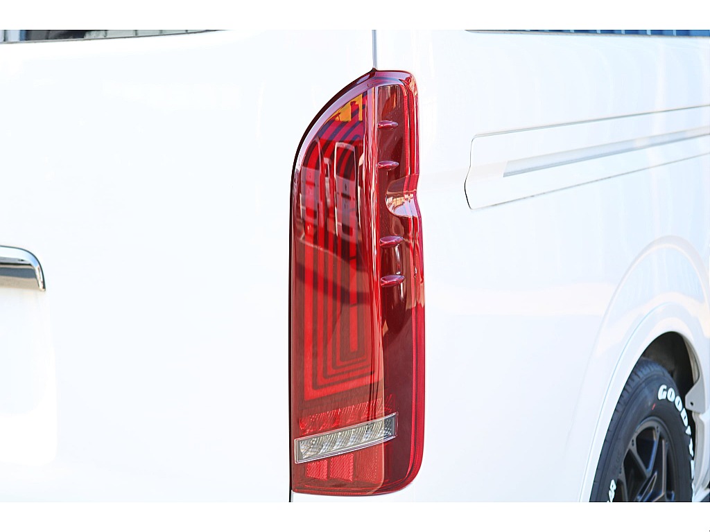 R６年式　ハイエースバン　ダークプライムⅡ　ディーゼル4WD　シンプルカスタム