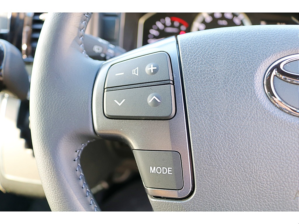 ステアリングから手を放すことなく音量やモードの切り替えができます♪