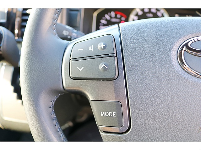 ステアリングから手を放すことなく音量やモードの切り替えができます♪