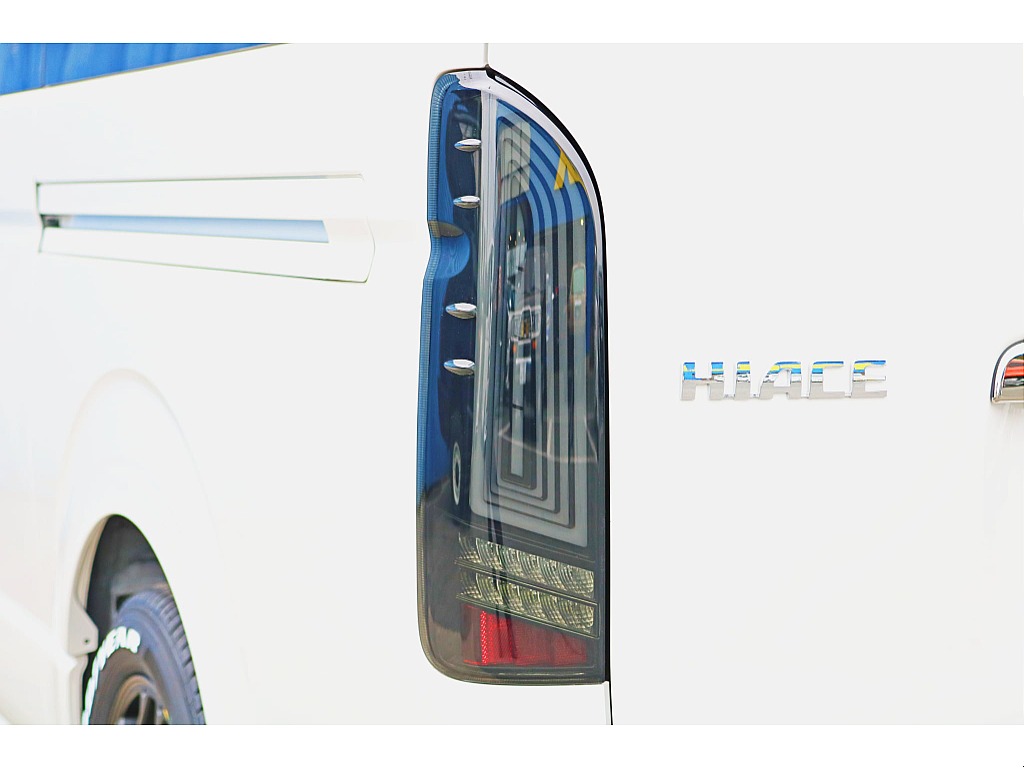 R7年式　ハイエースバン　ダークプライムⅡ　ガソリン　シンプルカスタムパッケージ♪