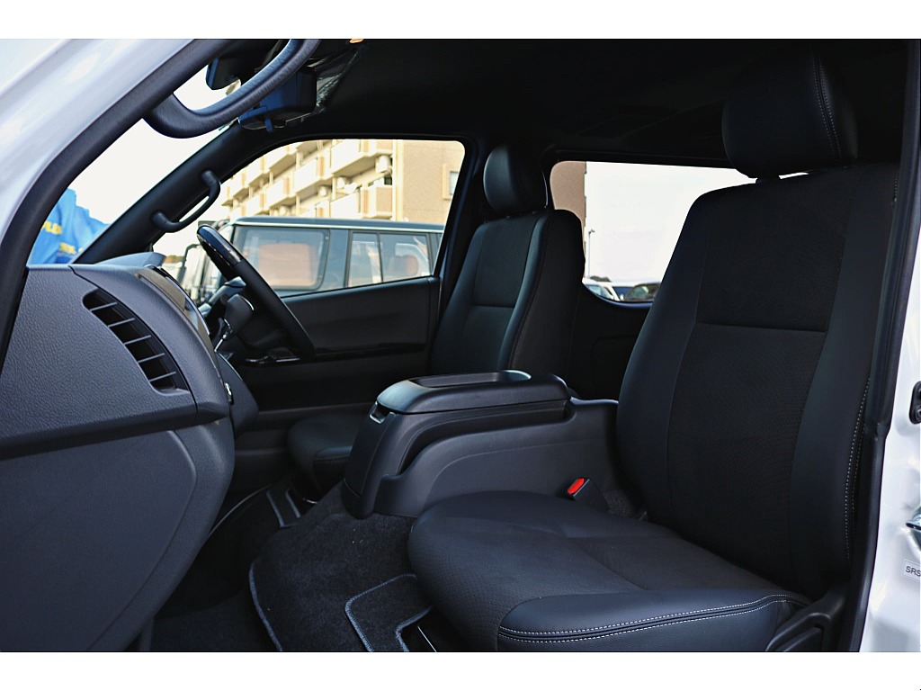 R7年式　ハイエースバン　ダークプライムⅡ　ガソリン2WD　シンプルカスタム♪