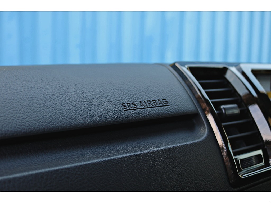 R7年式　ハイエースバン　ダークプライムⅡ　ガソリン2WD　シンプルカスタム♪