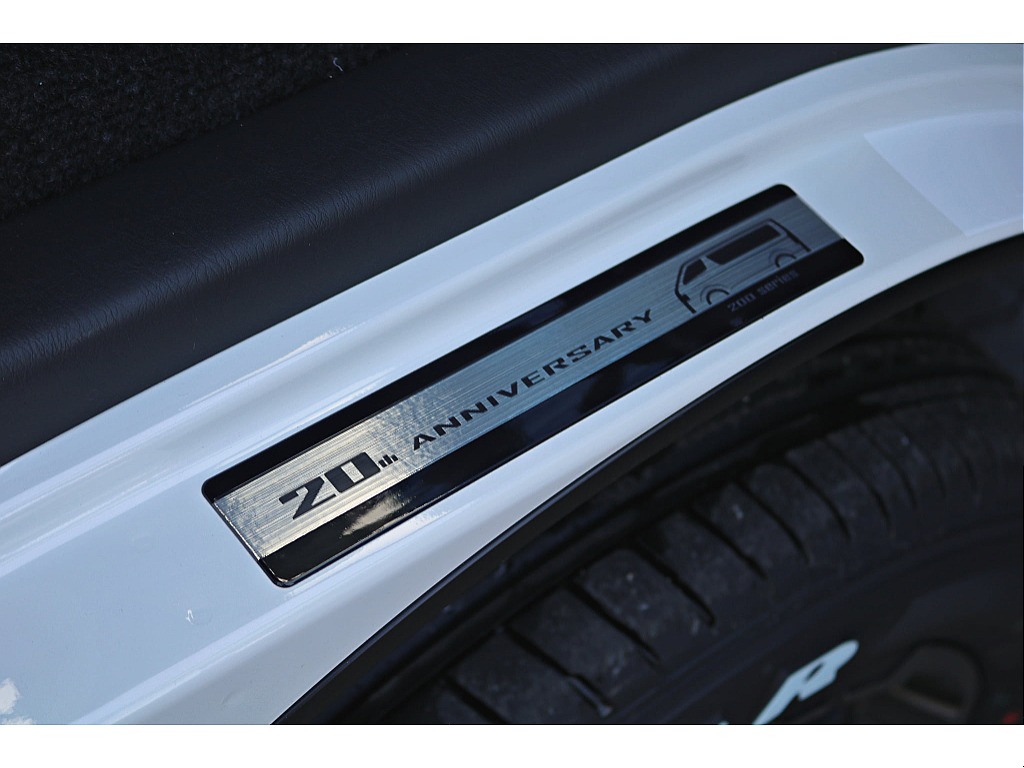 R7年式　ハイエースバン　ダークプライムⅡ　ガソリン2WD　シンプルカスタム♪