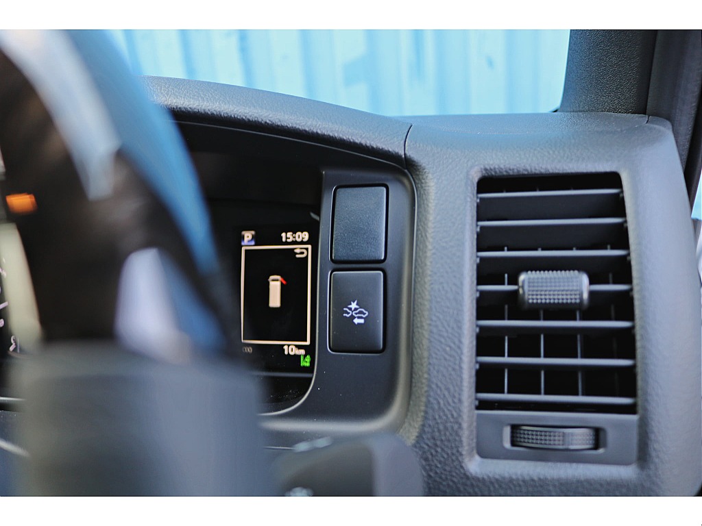 R7年式　ハイエースバン　ダークプライムⅡ　ガソリン2WD　シンプルカスタム♪