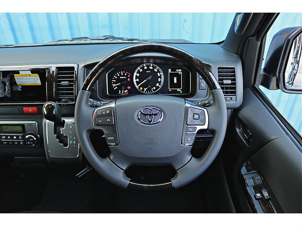 R7年式　ハイエースバン　ダークプライムⅡ　ガソリン2WD　シンプルカスタム♪