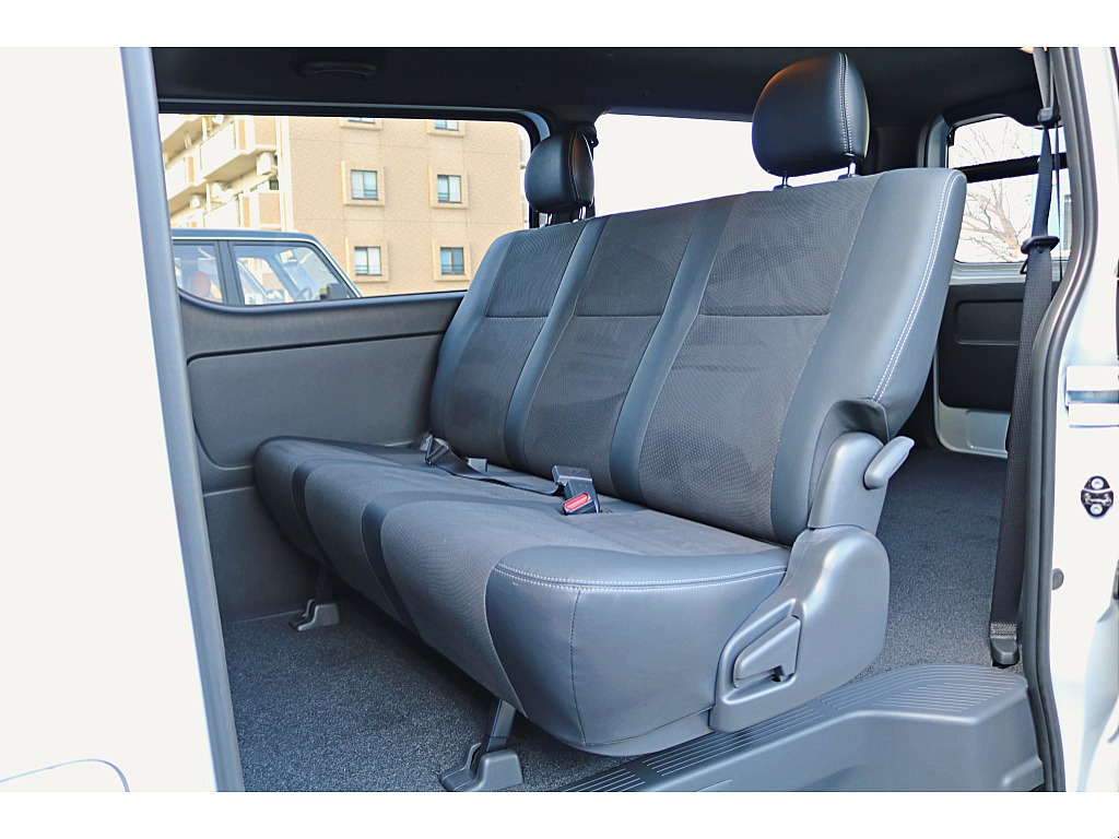 R7年式　ハイエースバン　ダークプライムⅡ　ガソリン2WD　シンプルカスタム♪