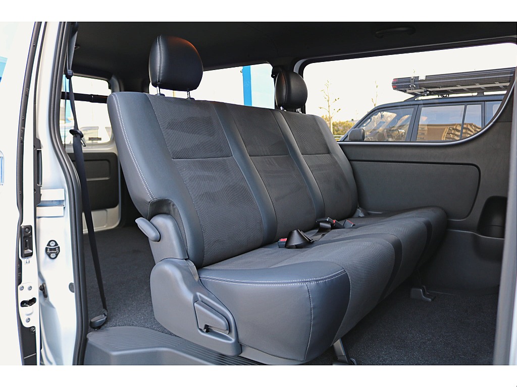 R7年式　ハイエースバン　ダークプライムⅡ　ガソリン2WD　シンプルカスタム♪