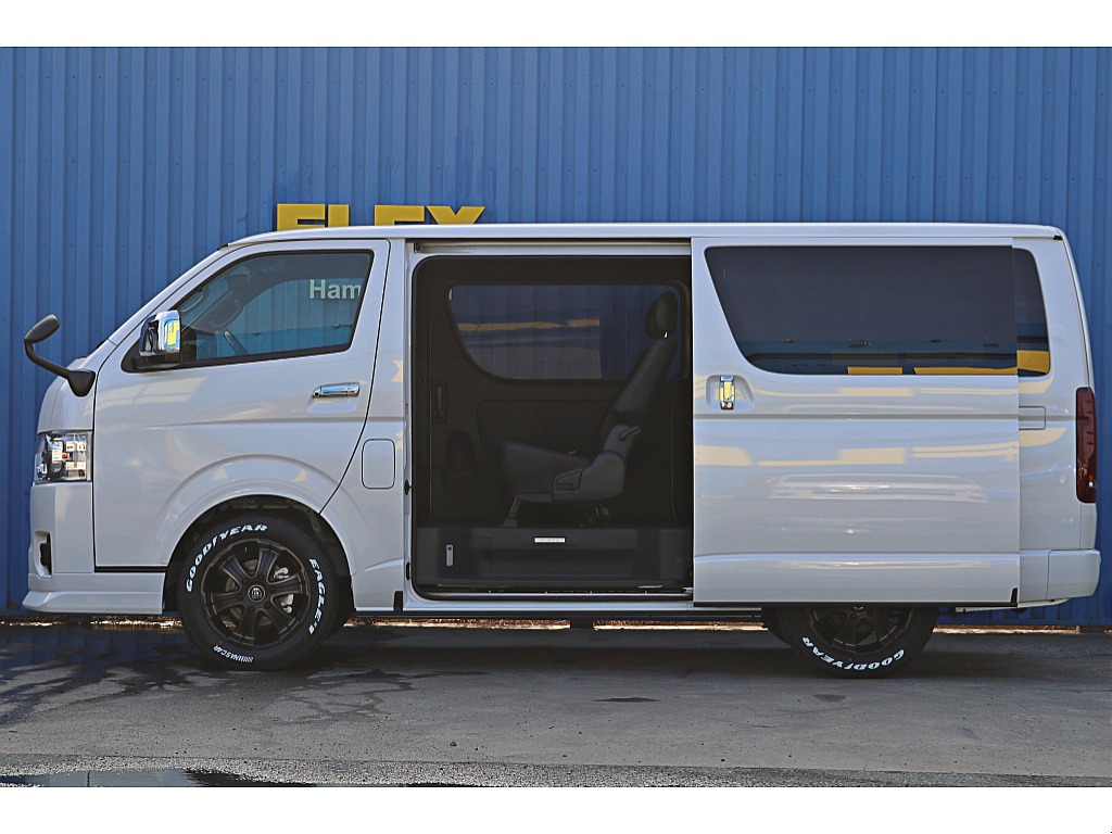 R7年式　ハイエースバン　ダークプライムⅡ　ガソリン2WD　シンプルカスタム♪