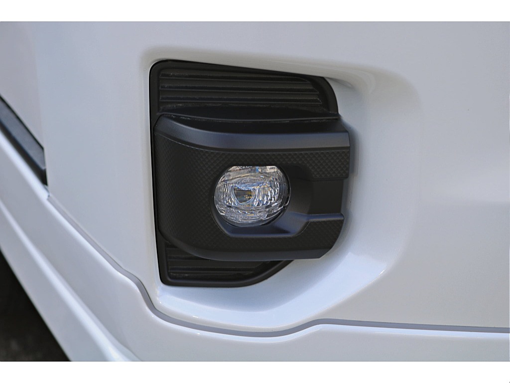 R7年式　ハイエースバン　ダークプライムⅡ　ガソリン2WD　シンプルカスタム♪