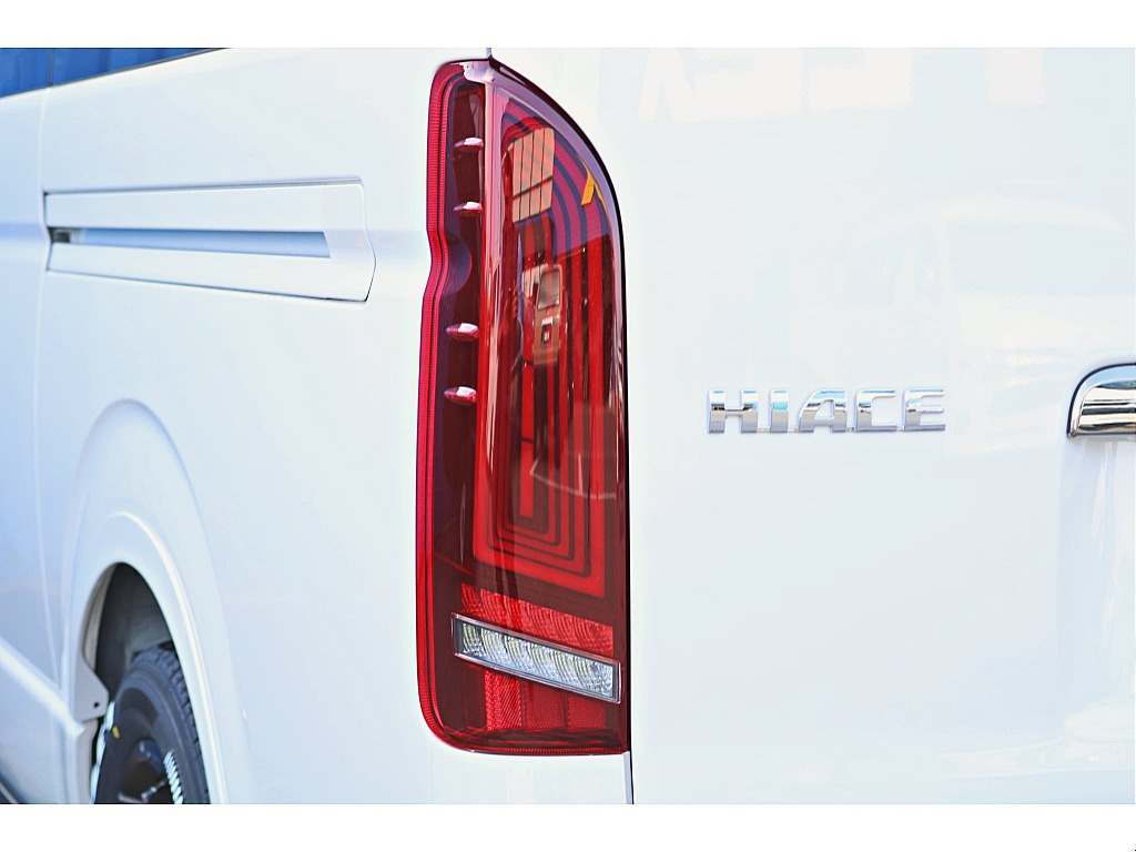 R7年式　ハイエースバン　ダークプライムⅡ　ガソリン2WD　シンプルカスタム♪