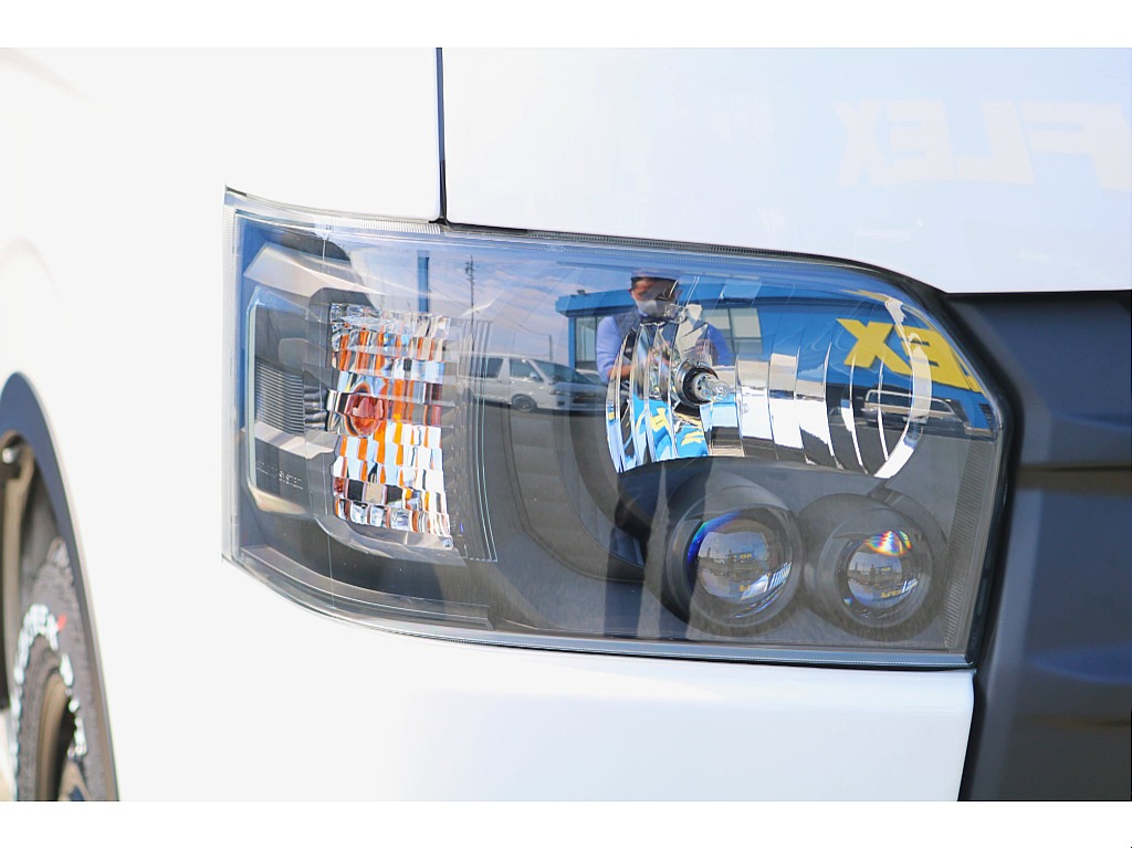 ヘッドライト内部とメッキ箇所を艶消しブラック塗装♪