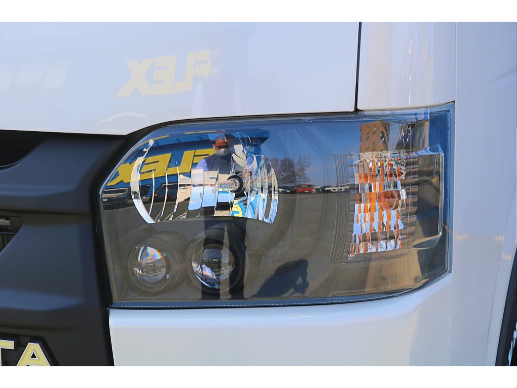 ヘッドライト内部とメッキ箇所を艶消しブラック塗装♪