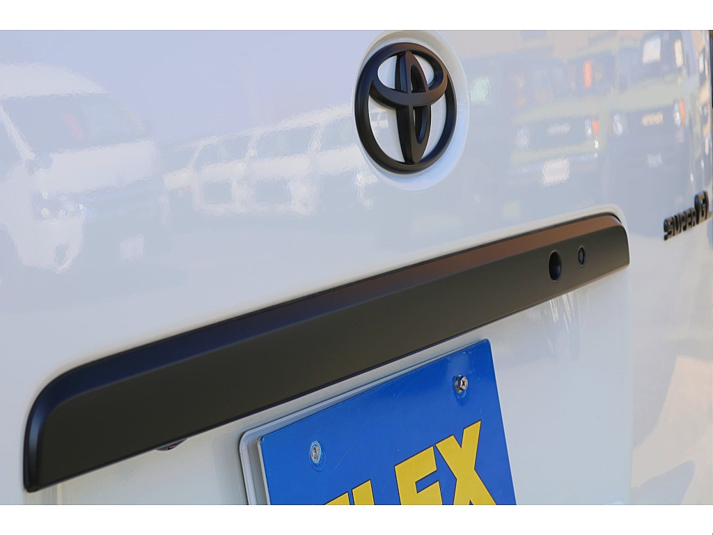 ヘッドライト内部とメッキ箇所を艶消しブラック塗装♪