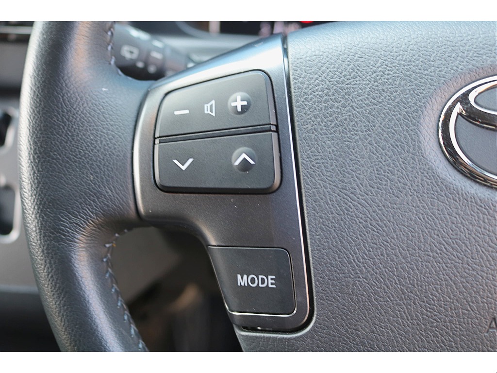 ステアリングから手を放すことなく音量やモードの切り替えができます♪