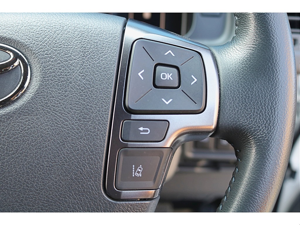 ステアリングから手を放すことなく音量やモードの切り替えができます♪