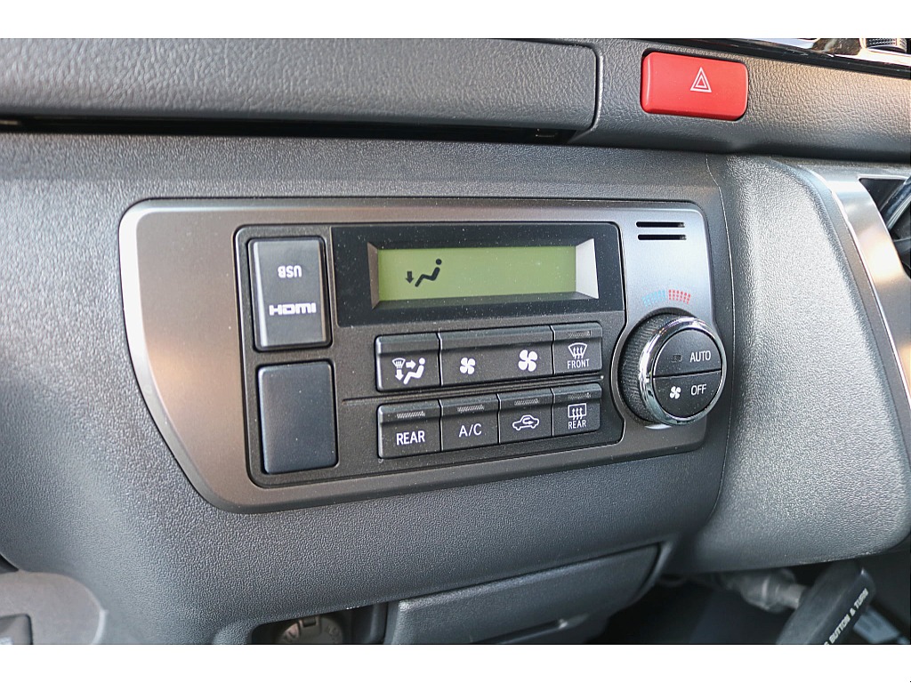 設定温度に合わせて風量や吹出しモード自動制御するオートエアコンを装備♪