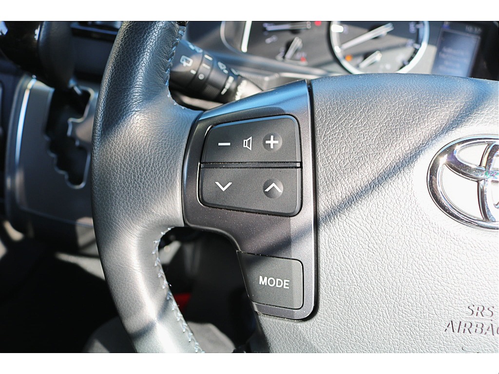 ステアリングから手を放すことなく音量やモードの切り替えができます♪