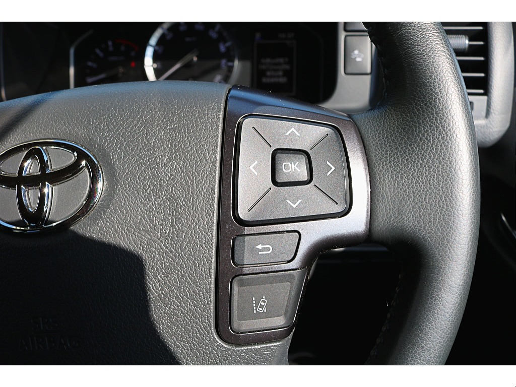 ステアリングから手を放すことなく音量やモードの切り替えができます♪