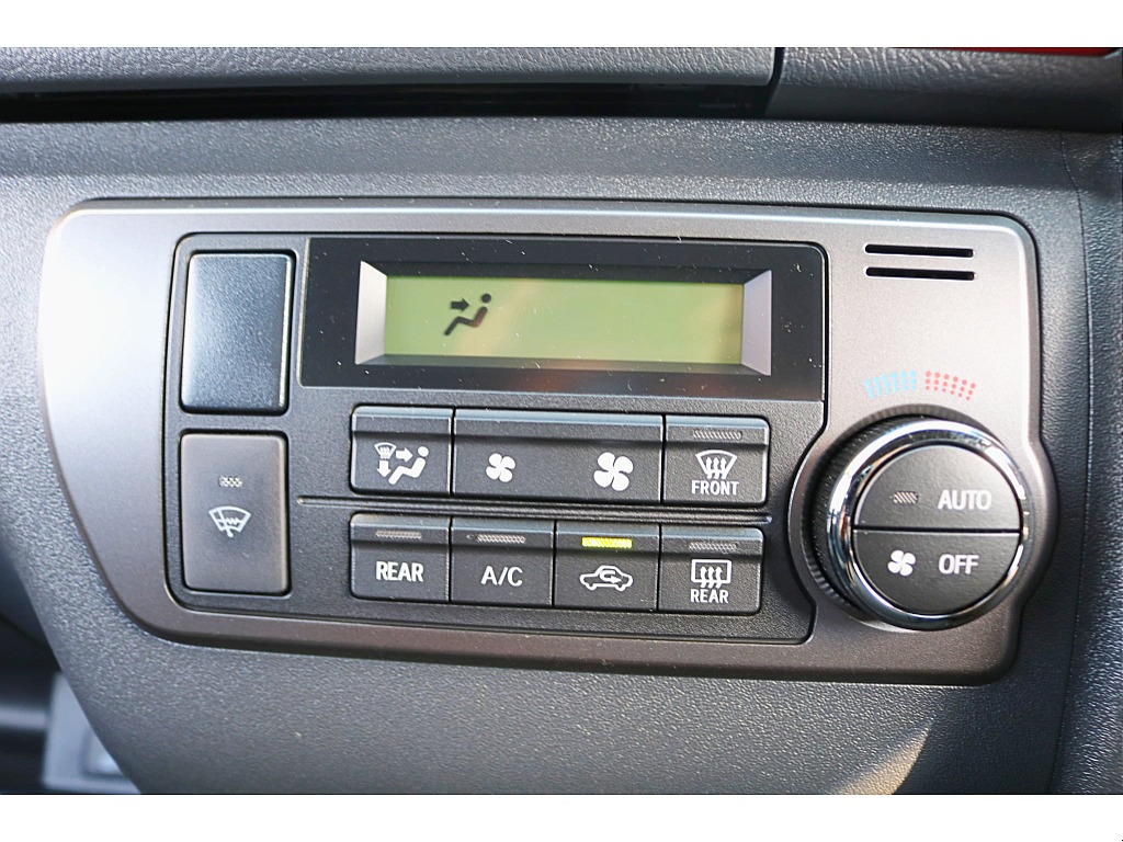 設定温度に合わせて風量や吹出しモード自動制御するオートエアコンを装備♪