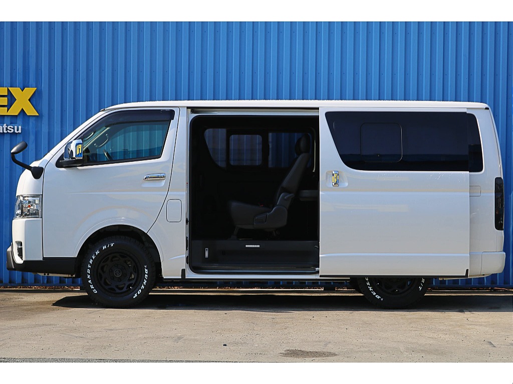 R5年式ハイエースバン　ディーゼル4WD　ダークプライムⅡ　FLEXオフロードカスタム＆フローリング施工♪