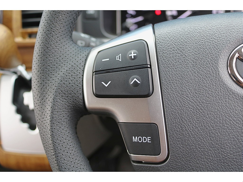 ステアリングから手を放すことなく音量やモードの切り替えができます♪
