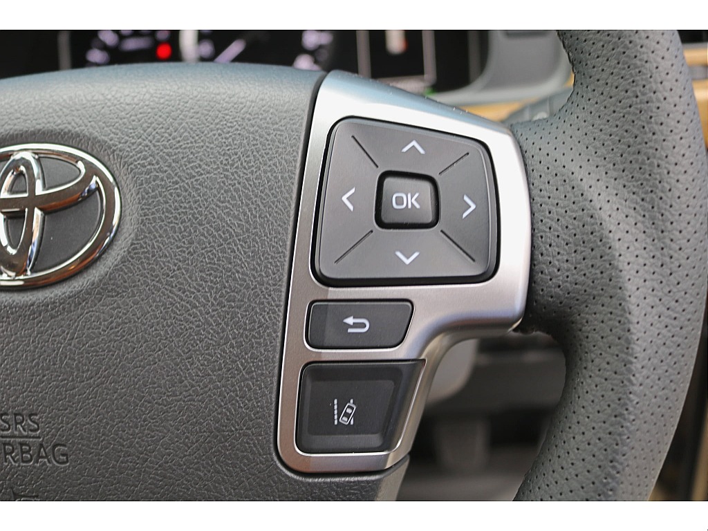 ステアリングから手を放すことなく音量やモードの切り替えができます♪